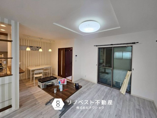 東大阪市大蓮北３丁目の居間・リビング|約17帖のLDKです。
駐車場に繋がる掃き出し窓がございます♪