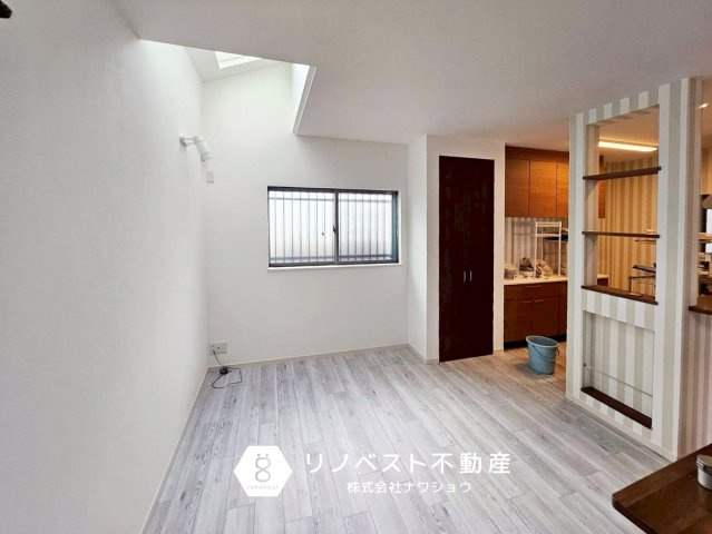 東大阪市大蓮北３丁目の居間・リビング|リビングの一角には天窓がございます。
日中は照明いらずの明るいLDKです♪