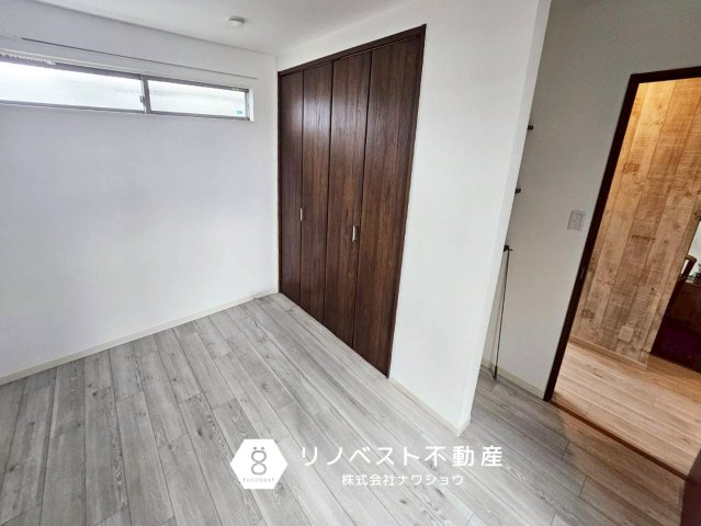 東大阪市大蓮北３丁目の洋室|約６帖の洋室です。
クローゼットと収納棚付きで収納力もバッチリ◎