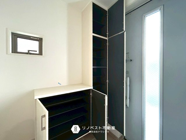 東大阪市御幸町1期1号地の収納|玄関入ってすぐのところに大容量のシューズボックスがあるのでスッキリとした玄関周りにできますね！