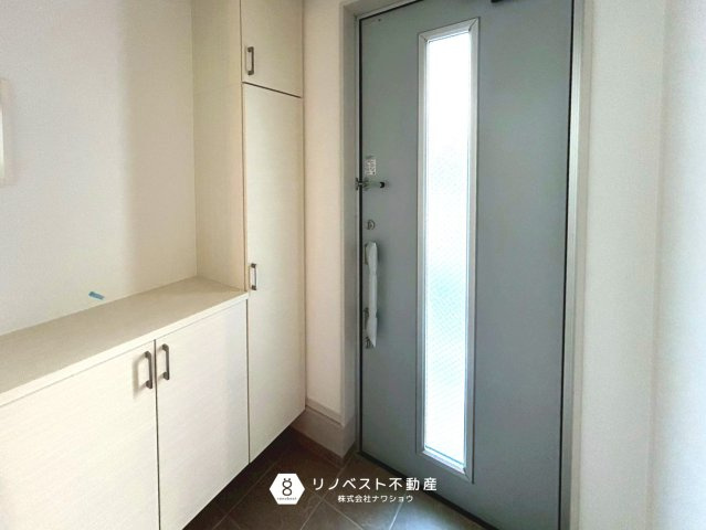 東大阪市御幸町1期1号地の玄関|白基調の玄関収納なので明るい玄関ですね！