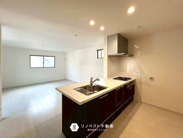 東大阪市御幸町1期1号地のキッチン|オープンキッチンなので調理しながらリビングの様子を伺うことができますね♪配膳も楽々です！