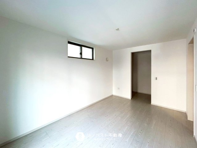 東大阪市御幸町1期1号地の洋室|1階には洋室が1部屋ございます。ウォークインクローゼットがあるので物を整理するのに便利ですね！