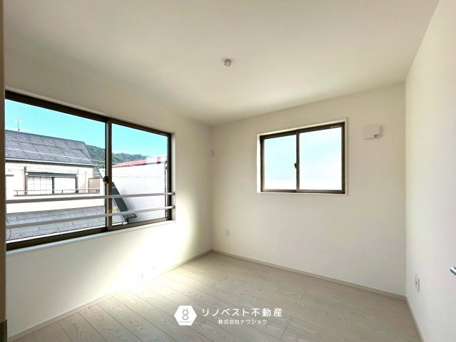 東大阪市御幸町1期1号地の洋室|2面に大きめの窓があるので開放的で陽当たりも良好です！