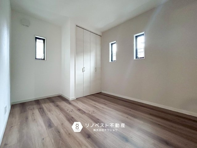 生野区舎利寺1丁目の洋室|全洋室クローゼット付きで収納豊富！窓の位置が高く、外からの見える心配ありません♪