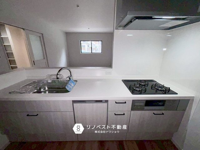 生野区舎利寺1丁目のキッチン|対面式のシステムキッチンで家族とコミュニケーションを取りながら作業ができます！3口コンロ◎食洗器付き◎