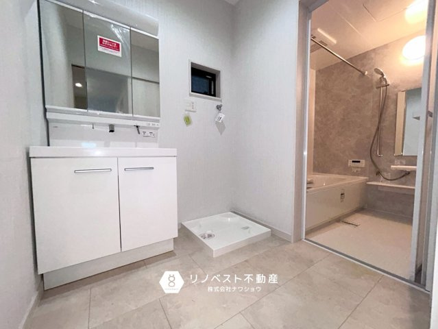 生野区舎利寺1丁目の独立洗面台|白を基調とした洗面所とお風呂は統一感があり、非常に広く見せてくれます！十分な洗濯機置場のスペースもあります◎