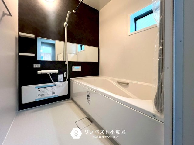 プロスピリティー善根寺町の浴室|ワイドミラーが目を引く浴室です♪バスタブに浸かりながら鏡もチェックできるのはいいですね！