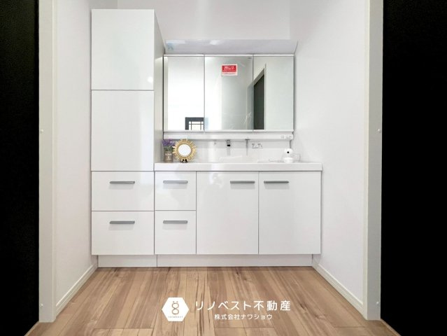 プロスピリティー善根寺町の独立洗面台|収納がたっぷりある洗面台！3面鏡もあるので身支度もスムーズです♪