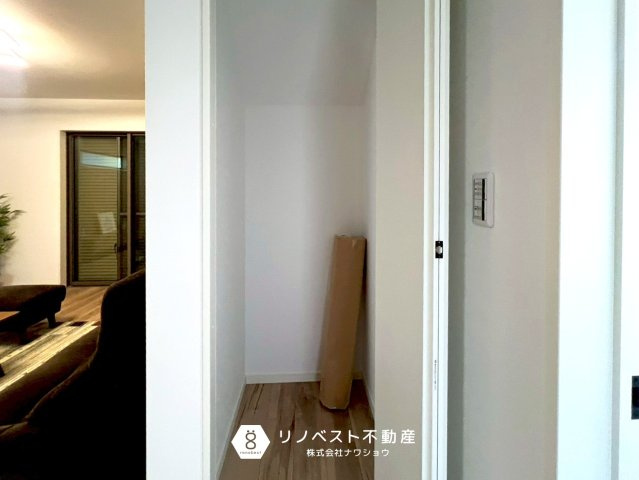 プロスピリティー善根寺町の収納|リビングの収納には掃除用具や日用品のストックを入れておくとスッキリとした空間になります！