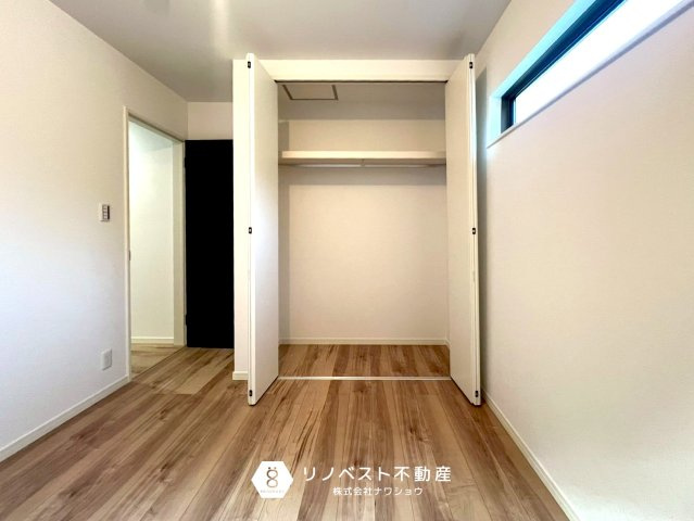 プロスピリティー善根寺町の収納|上部の棚には普段あまり使わない物を収納しておくとスッキリとしたお部屋造りができます！