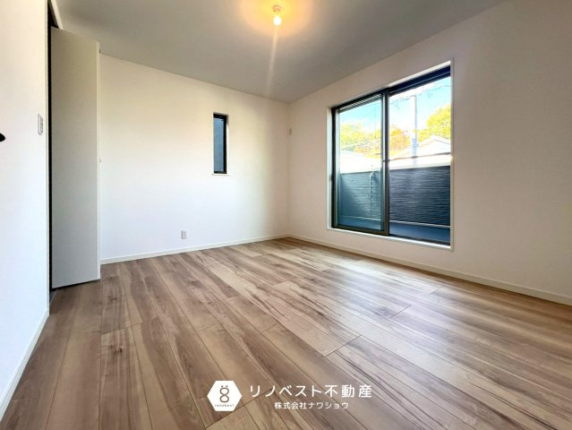 プロスピリティー善根寺町の洋室|バルコニーに出られる洋室です！日々の気分転換にもピッタリですね！