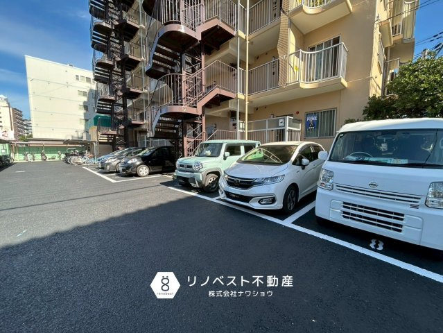 クローバーハイツ今里の駐車場|敷地内駐車場。現在は満車です。