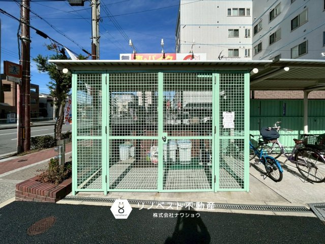 クローバーハイツ今里のその他共用部分|共用ゴミ置場。柵でおおわれているのでカラスなどに汚されたりせずに済みますね。