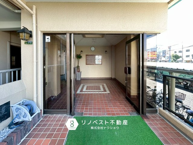 クローバーハイツ今里のエントランス|キレイに清掃されたエントランスです。気持ちよく帰ってこれますね！