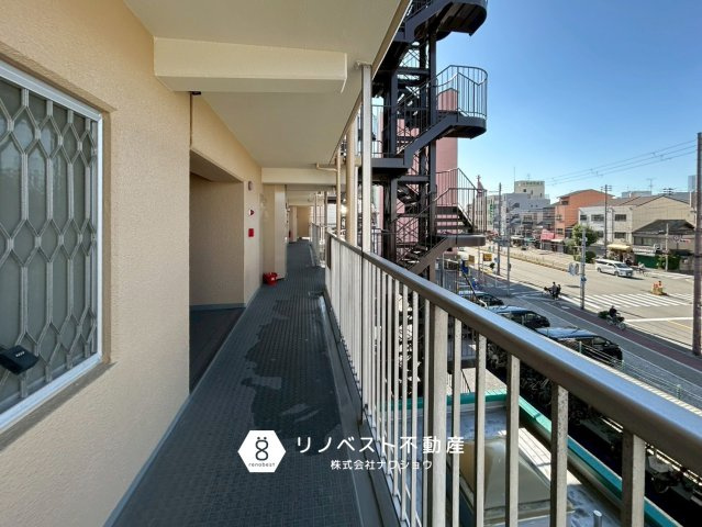 クローバーハイツ今里のその他共用部分|開放感のある共用廊下です。