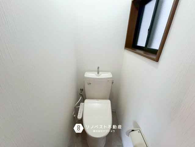 東大阪市長栄寺のトイレ|2階にあるので1階からでも3階からでも行きやすいです。小窓もあり換気にも便利ですね！