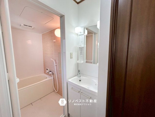 東大阪市長栄寺の洗面所|洗面台に照明がついているのでお顔を明るく照らしてくれ身支度も効率UP♪