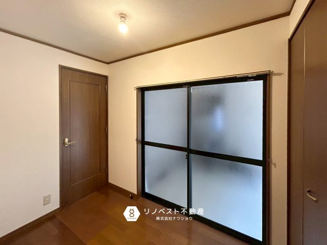 東大阪市長栄寺の洋室|ガレージに繋がる扉があるので雨の日でも濡れずに車から荷物を運べますね！