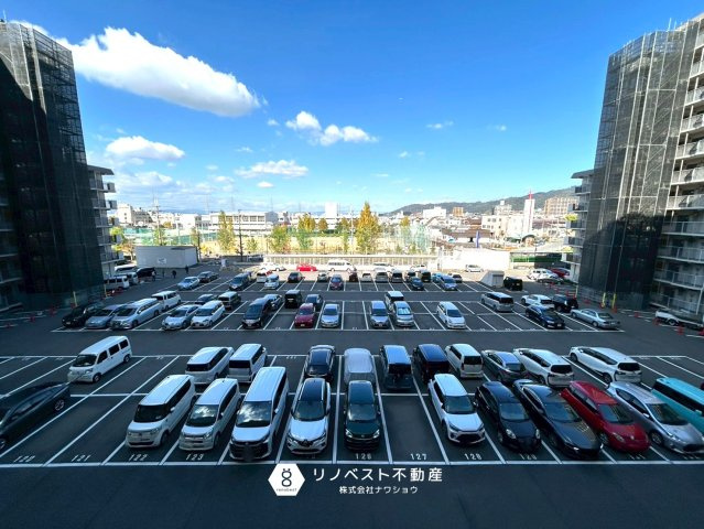 瓢箪山マンションの駐車場|マンションのすぐ下には駐車場があり、廊下からも車の様子を見られるのは安心ですね◎