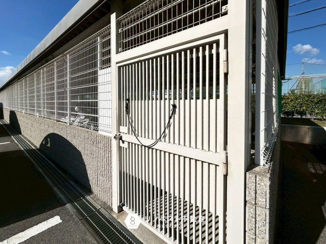 瓢箪山マンションの駐輪場|バイク置き場には屋根があるので雨に濡れる心配がありません◎