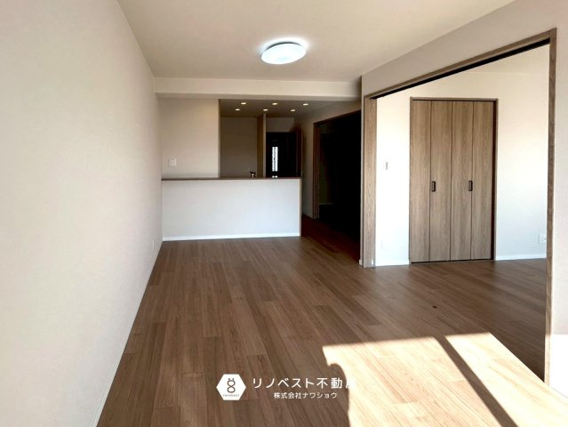 瓢箪山マンションの居間・リビング|洋室の扉を開けておくとリビングと一続きの空間として利用できるので広々とお使い頂けます♪