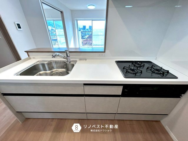 瓢箪山マンションのキッチン|キッチンからリビングが見渡せるので小さいお子様がいらっしゃっても安心ですね◎