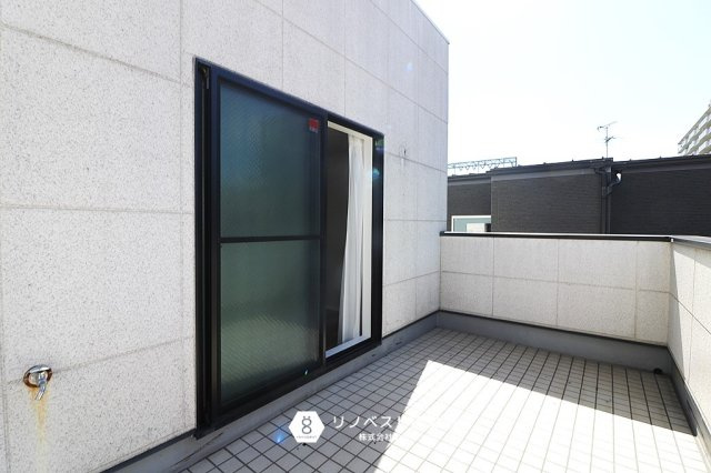 東成区大今里南5丁目の玄関|2階のバルコニーは屋根がついているので雨の日でも洗濯物が濡れにくいですね！