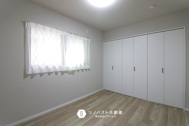 東成区大今里南5丁目の洋室|大容量のクローゼット！3階は1部屋しかないのでプライベート空間にピッタリですね！バルコニーに出ることもできます◎