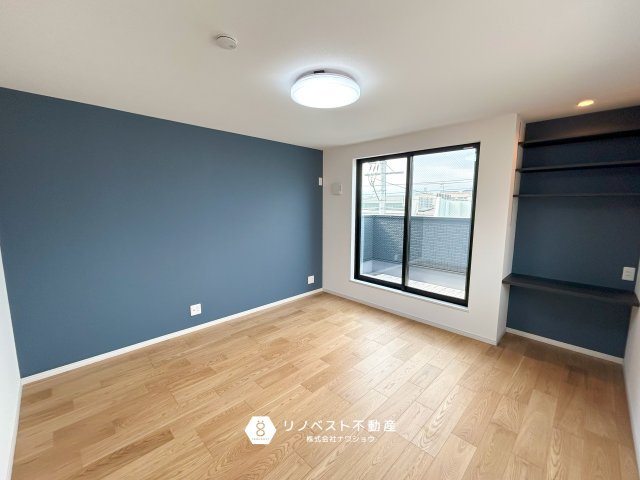 東大阪市中小阪1丁目の洋室|大容量のWICの付いた洋室。バルコニーにも出られる大きなも窓もあり非常に明るい一部屋です！