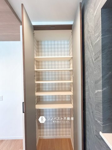 東大阪市中小阪1丁目の収納|キッチン横のパントリー。食料品などストックにお使いいただけます♪