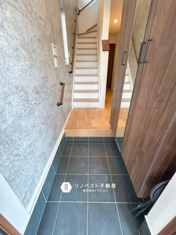 東大阪市中小阪1丁目の玄関|お掃除のしやすいタイルです！バリアフリー対応◎