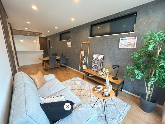 東大阪市中小阪1丁目の居間・リビング|シックな壁紙に木目調の扉とクロスで温かみのある印象に！広々としたリビングダイニングで家族団らんをお過ごしいただけます♪床暖房付き！