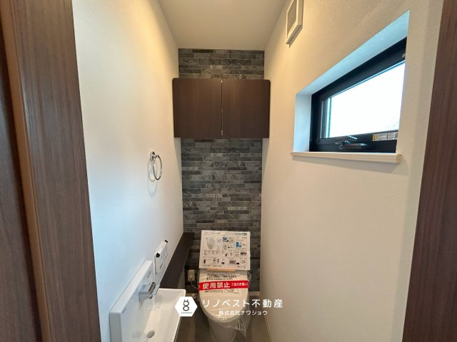 東大阪市中小阪1丁目のトイレ|収納付き◎手洗い場も付いていて洗面所に行く必要なし！