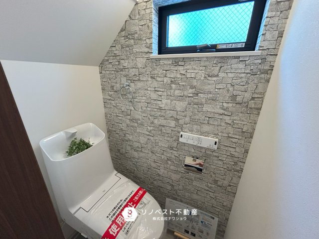 東大阪市中小阪1丁目のトイレ|壁紙がお洒落⤴窓があるので十分に換気ができます♪