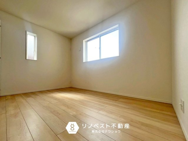 東大阪市布市町　第1の洋室|書斎などにおススメの洋室です。
2面採光で明るいお部屋◎