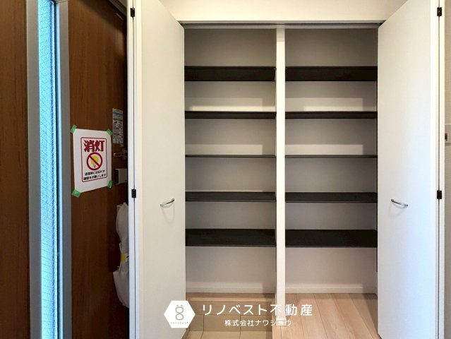 東大阪市布市町　第1の収納|奥行きあるクローゼットでキャリーケースなども収納できそうです◎