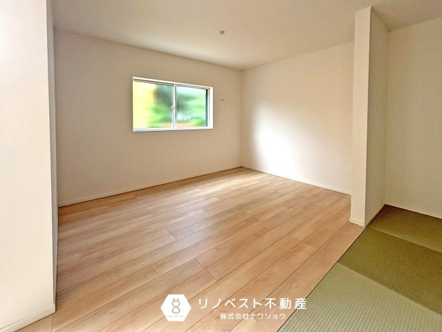 東大阪市布市町　第1の居間・リビング|大きな窓で明るいリビングです◎
対面式キッチンで家族のコミュニケーションが増えます！