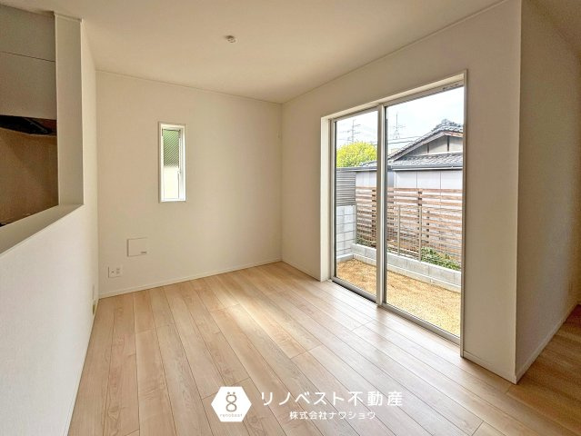 東大阪市布市町　第1の洋室|南向きバルコニー付きで陽当たり良好です◎
二面窓で風通りも良好！