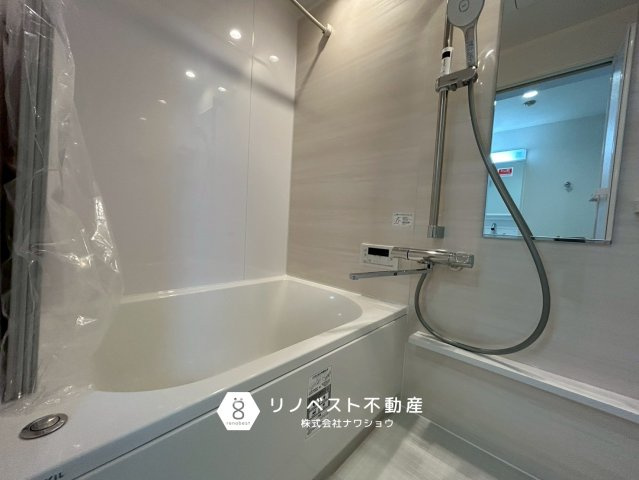 若江岩田パークマンションB棟の浴室|丸みのある浴槽が可愛いですね♪浴室乾燥機付きでお洗濯物が乾きにくい季節も安心！