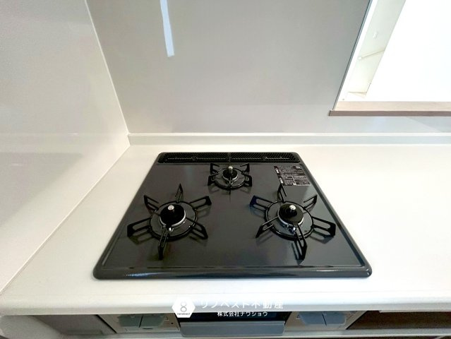 東大阪市小若江3丁目新築戸建のキッチン|3口コンロあるのでまとめて調理することができますね！