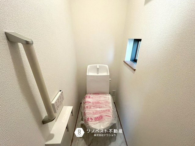 東大阪市小若江3丁目新築戸建のトイレ|手すり付きなので立ち上がるときでも楽々です♪