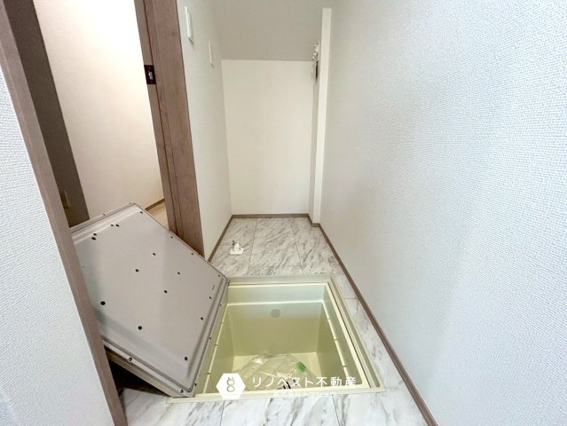 東大阪市小若江3丁目新築戸建の収納|洗面室には床下収納があります！奥には洗濯置き場があり通路の邪魔になりませんね◎