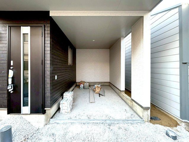 東大阪市小若江3丁目新築戸建の駐車場|屋根付きなので雨の日でも愛車が濡れる心配がありませんね◎すぐ横に玄関があるので荷物を運ぶのも楽々です♪