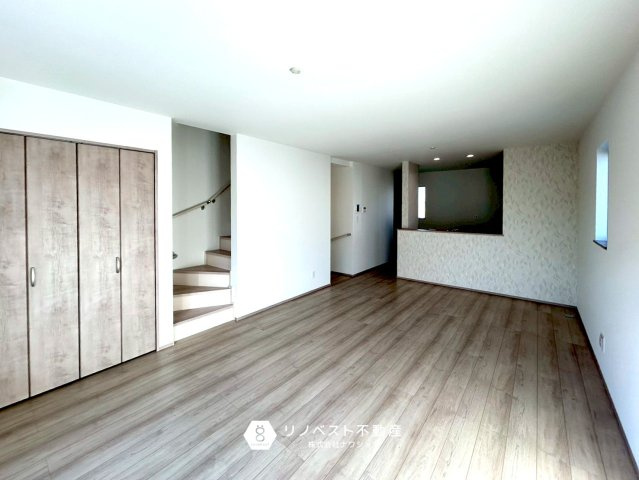 東大阪市小若江3丁目新築戸建の居間・リビング|南向きなので陽当たりも良好なので明るい室内なので家族団らんの場としても最適ですね♪