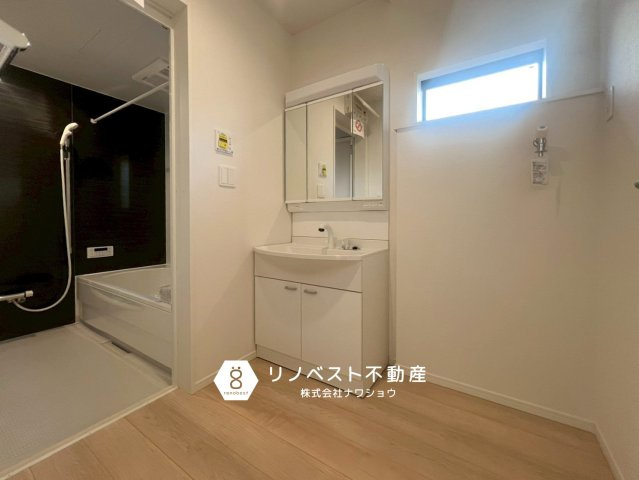 東大阪市水走第1　1号棟の洗面所|三面鏡付き独立洗面台がございます。
朝の身支度はここでバッチリ◎