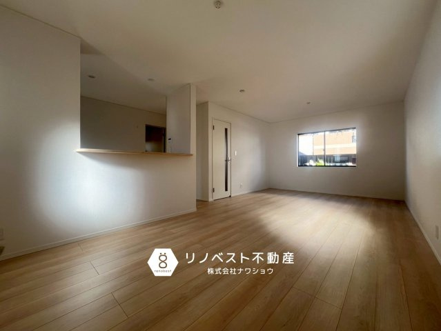 東大阪市水走第1　1号棟の居間・リビング|約19帖の広々としたLDK。
家具のレイアウトのしやすい形です◎