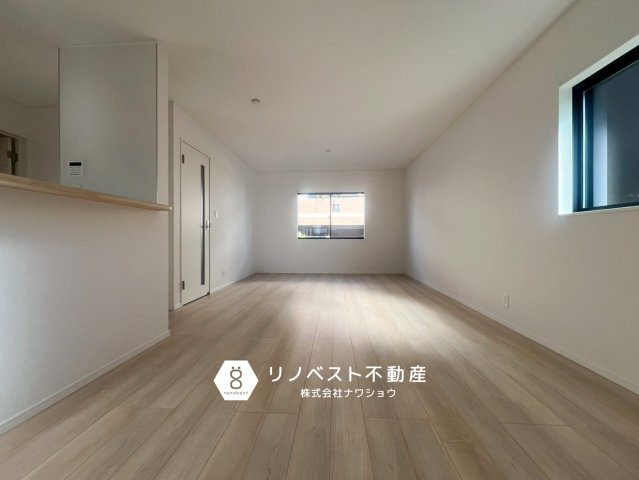 東大阪市水走第1　1号棟の居間・リビング|白を基調とした内装なので、空間の広がりが感じられますね♪