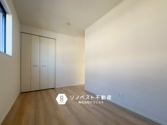 東大阪市水走第1　1号棟の洋室|約5.5帖の洋室。
クローゼット付きで、2面採光のお部屋です◎