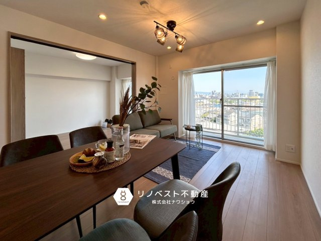 東大阪サンハイツの居間・リビング|リビングはバルコニーに面しているので明るい空間で家族団らんの場としても最適ですね！